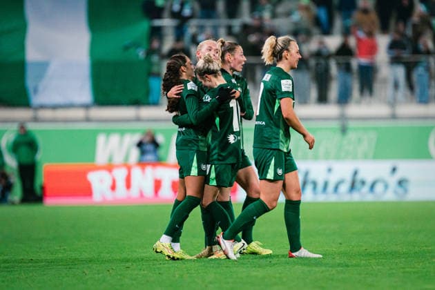 Google Pixel Frauen-Bundesliga: VfL Wolfsburg vs. Hamburger SV, 21.12.2025 TOR, JUBEL zum 3:1 durch Kessya Bussy (VfL Wolfsburg, 19); Fußball, Google Pixel Frauen-Bundesliga, 14. Spieltag: VfL Wolfsburg vs. Hamburger SV am 21.12.2025 im AOK Stadion, Wolfsburg DFB REGULATIONS PROHIBIT ANY USE OF PHOTOGRAPHS AS IMAGE SEQUENCES AND OR QUASI-VIDEO.