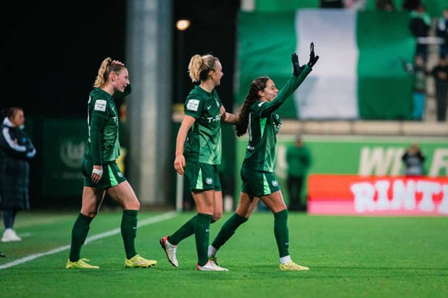 Google Pixel Frauen-Bundesliga: VfL Wolfsburg vs. Hamburger SV, 21.12.2025 TOR, JUBEL zum 3:1 durch Kessya Bussy (VfL Wolfsburg, 19); Fußball, Google Pixel Frauen-Bundesliga, 14. Spieltag: VfL Wolfsburg vs. Hamburger SV am 21.12.2025 im AOK Stadion, Wolfsburg DFB REGULATIONS PROHIBIT ANY USE OF PHOTOGRAPHS AS IMAGE SEQUENCES AND OR QUASI-VIDEO.