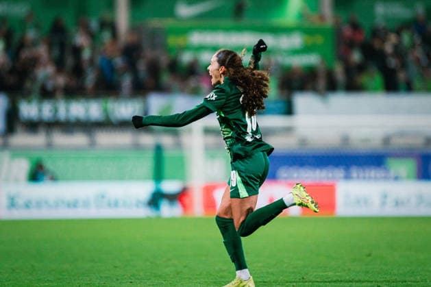 Google Pixel Frauen-Bundesliga: VfL Wolfsburg vs. Hamburger SV, 21.12.2025 TOR, JUBEL zum 3:1 durch Kessya Bussy (VfL Wolfsburg, 19); Fußball, Google Pixel Frauen-Bundesliga, 14. Spieltag: VfL Wolfsburg vs. Hamburger SV am 21.12.2025 im AOK Stadion, Wolfsburg DFB REGULATIONS PROHIBIT ANY USE OF PHOTOGRAPHS AS IMAGE SEQUENCES AND OR QUASI-VIDEO.