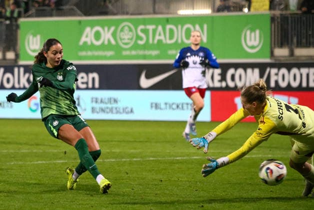 Deutschland: Frauen-Bundesliga 2025 26, 14. Spieltag - VfL Wolfsburg VS Hamburger SV - AOK Stadion (Wolfsburg): Kessya Bussy (VfL Wolfsburg Frauen, 19) Inga Schuldt (Hamburger SV Frauen, 1) Copyright: xAymanxAlahmedx
