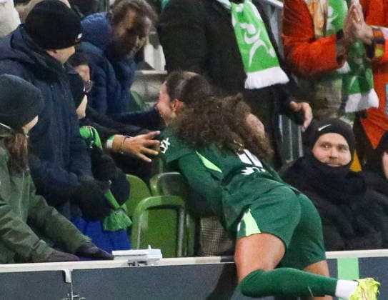 Deutschland: Frauen-Bundesliga 2025 26, 14. Spieltag - VfL Wolfsburg VS Hamburger SV - AOK Stadion (Wolfsburg): Torjubel Kessya Bussy (VfL Wolfsburg Frauen, 19) Copyright: xAymanxAlahmedx