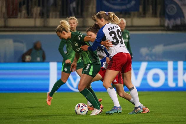 Wolfsburg, Deutschland 21. Dezember 2025: 1. BL - Frauen - 2025 2026 - VfL Wolfsburg vs. Hamburger SV Im Bild: v.li. im Zweikampf Lena Lattwein (VfL) und Nina Räcke Raecke (HSV) DFB regulations prohibit any use of photographs as image sequences and or quasi-video AOK Stadion Niedersachsen Copyright: xFotostandx xFantinix