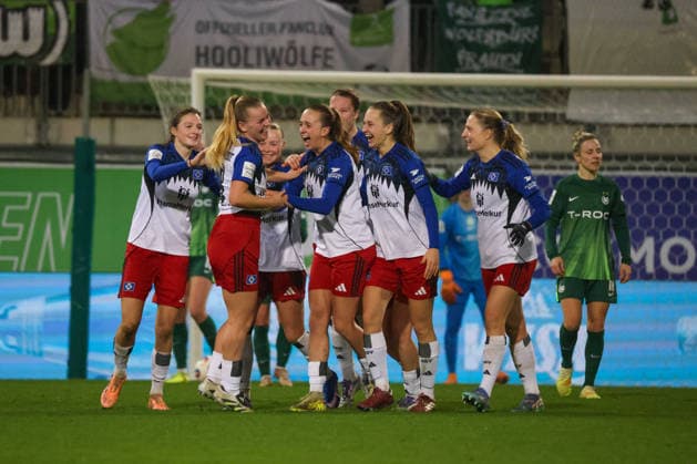 Wolfsburg, Deutschland 21. Dezember 2025: 1. BL - Frauen - 2025 2026 - VfL Wolfsburg vs. Hamburger SV Im Bild: v.li. die Zweite Torschützin Svea Stoldt (HSV) macht das Tor zum 1:0 für Hamburg und jubelt mit ihren Mannschaftskolleginnen DFB regulations prohibit any use of photographs as image sequences and or quasi-video AOK Stadion Niedersachsen Copyright: xFotostandx xFantinix