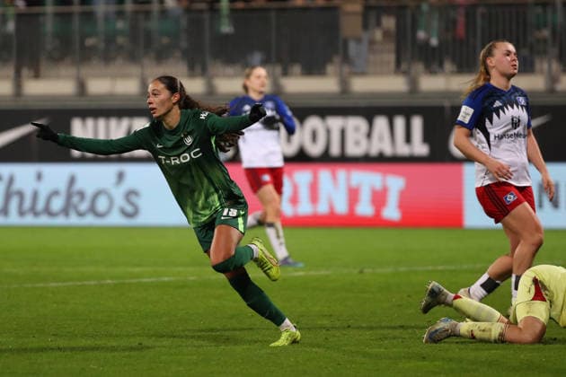 VfL - HSV, BL Frauen Wolfsburg, 21.12.2025, FUßBALL - VfL Wolfsburg vs. Hamburger SV, Google Pixel Frauen-Bundesliga, Saison 2025 26. Kessya Bussy (VfL Wolfsburg) jubelt nach ihrem Tor zum 3:1 Wolfsburg