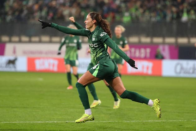 VfL - HSV, BL Frauen Wolfsburg, 21.12.2025, FUßBALL - VfL Wolfsburg vs. Hamburger SV, Google Pixel Frauen-Bundesliga, Saison 2025 26. Kessya Bussy (VfL Wolfsburg) jubelt nach ihrem Tor zum 3:1 Wolfsburg