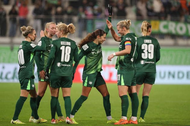 VfL - HSV, BL Frauen Wolfsburg, 21.12.2025, FUßBALL - VfL Wolfsburg vs. Hamburger SV, Google Pixel Frauen-Bundesliga, Saison 2025 26. Kessya Bussy (VfL Wolfsburg) jubelt mit der Mannschaft nach ihrem Tor zum 3:1 Wolfsburg