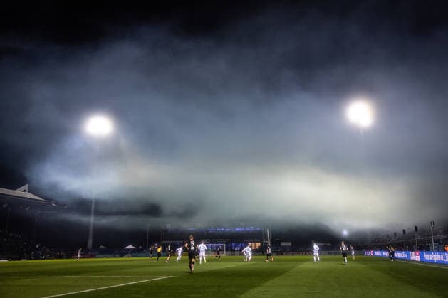 3. Liga: FC Viktoria Köln - MSV Duisburg, 21.12.2025 Impressionen: Nebel von der Pyrotechnik hängt im Sportpark Höhenberg ; Köln, 21.12.2025, 19. Spieltag der 3. Fußball-Liga, FC Viktoria Köln - MSV Duisburg im Sportpark Hoehenberg in Köln. Die DFL-Bestimmungen verbieten die Verwendung von Fotografien als Bildsequenzen und oder Quasi-Videos. *** 3 Liga FC Viktoria Köln MSV Duisburg, 21 12 2025 Impressions Fog from the pyrotechnics hanging in the Sportpark Hoehenberg Cologne, 21 12 2025, 19 matchday of the 3 soccer league, FC Viktoria Köln MSV Duisburg in the Sportpark Hoehenberg in Cologne The DFL regulations prohibit the use of photographs as image sequences and or quasi videos Copyright: xBEAUTIFULxSPORTS LeahxKohringx
