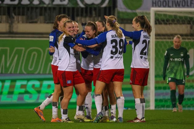 Wolfsburg, Deutschland 21. Dezember 2025: 1. BL - Frauen - 2025 2026 - VfL Wolfsburg vs. Hamburger SV Im Bild: v.li. die Zweite Torschützin Svea Stoldt (HSV) macht das Tor zum 1:0 für Hamburg und jubelt mit ihren Mannschaftskolleginnen DFB regulations prohibit any use of photographs as image sequences and or quasi-video AOK Stadion Niedersachsen Copyright: xFotostandx xFantinix