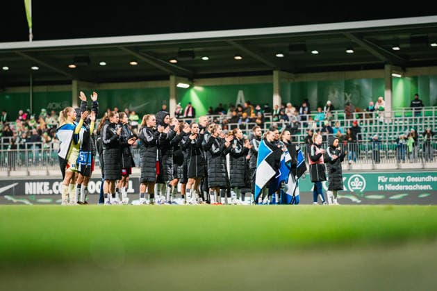 Google Pixel Frauen-Bundesliga: VfL Wolfsburg vs. Hamburger SV, 21.12.2025 Das HSV Team klatscht zu den mitgereisten Fans; Fußball, Google Pixel Frauen-Bundesliga, 14. Spieltag: VfL Wolfsburg vs. Hamburger SV am 21.12.2025 im AOK Stadion, Wolfsburg DFB REGULATIONS PROHIBIT ANY USE OF PHOTOGRAPHS AS IMAGE SEQUENCES AND OR QUASI-VIDEO.