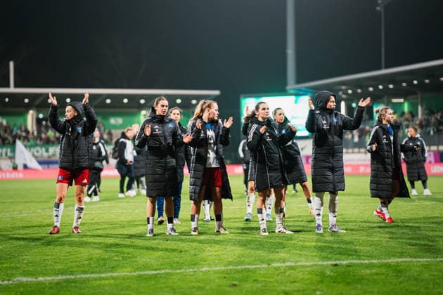Google Pixel Frauen-Bundesliga: VfL Wolfsburg vs. Hamburger SV, 21.12.2025 Das HSV Team klatscht zu den mitgereisten Fans; Fußball, Google Pixel Frauen-Bundesliga, 14. Spieltag: VfL Wolfsburg vs. Hamburger SV am 21.12.2025 im AOK Stadion, Wolfsburg DFB REGULATIONS PROHIBIT ANY USE OF PHOTOGRAPHS AS IMAGE SEQUENCES AND OR QUASI-VIDEO.