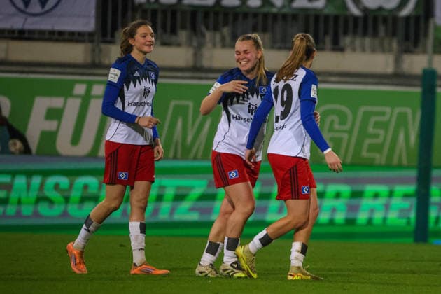 Wolfsburg, Deutschland 21. Dezember 2025: 1. BL - Frauen - 2025 2026 - VfL Wolfsburg vs. Hamburger SV Im Bild: v.li. die Zweite Torschützin Svea Stoldt (HSV) macht das Tor zum 1:0 für Hamburg und jubelt mit v.li. Torschützin Svea Stoldt (HSV) macht das Tor zum 1:0 für Hamburg und jubelt mit Lotta Wrede (HSV) und Victoria Schulz (HSV) DFB regulations prohibit any use of photographs as image sequences and or quasi-video AOK Stadion Niedersachsen Copyright: xFotostandx xFantinix