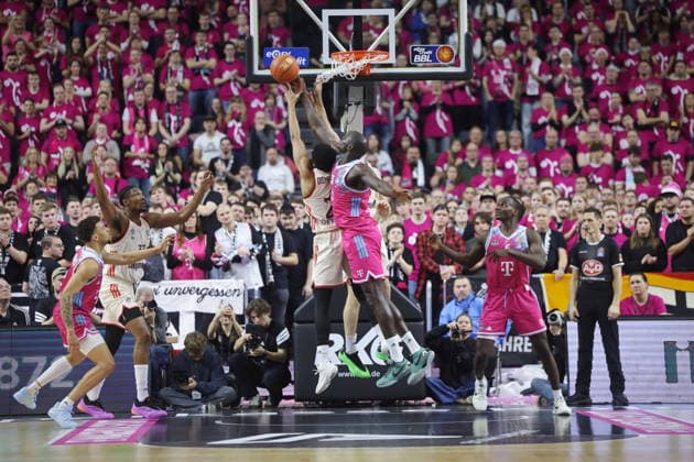 Telekom Baskets Bonn vs. FC Bayern München Basketball Rekordspiel vor über 19.000 Zuschauern in der Lanxess Arena (Kölnarena, Koelnarena) 31. Speiltag - Saison 2025 26