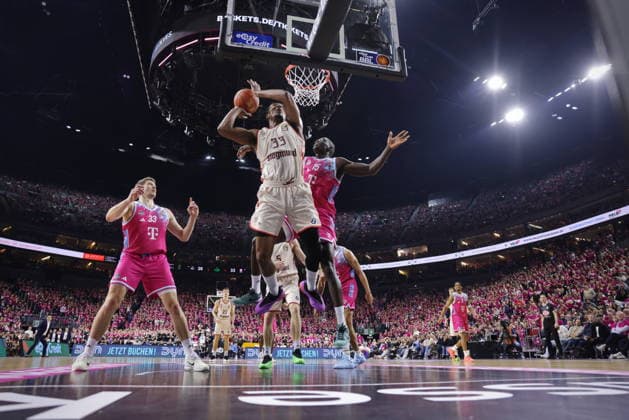 Telekom Baskets Bonn vs. FC Bayern München Basketball Rekordspiel vor über 19.000 Zuschauern in der Lanxess Arena (Kölnarena, Koelnarena) 31. Speiltag - Saison 2025 26