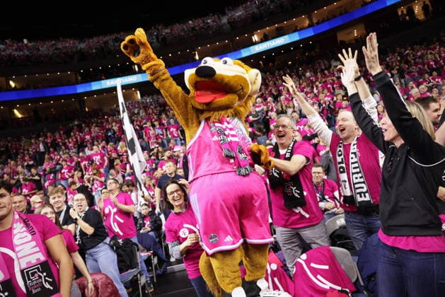 Fans mit Maskottchen Bonni Telekom Baskets Bonn vs. FC Bayern München Basketball Rekordspiel vor über 19.000 Zuschauern in der Lanxess Arena (Kölnarena, Koelnarena) 31. Speiltag - Saison 2025 26