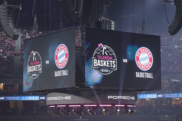Anzeigewürfel beim Spiel Telekom Baskets Bonn vs. FC Bayern München Basketball Rekordspiel vor über 19.000 Zuschauern in der Lanxess Arena (Kölnarena, Koelnarena) 31. Speiltag - Saison 2025 26