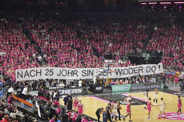Fans mit Transparenten beim Spiel Telekom Baskets Bonn vs. FC Bayern München Basketball Rekordspiel vor über 19.000 Zuschauern in der Lanxess Arena (Kölnarena, Koelnarena) 31. Speiltag - Saison 2025 26