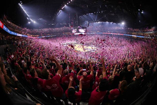 Fans mit Konfetti beim Spiel Telekom Baskets Bonn vs. FC Bayern München Basketball Rekordspiel vor über 19.000 Zuschauern in der Lanxess Arena (Kölnarena, Koelnarena) 31. Speiltag - Saison 2025 26