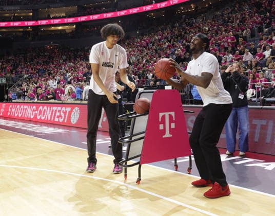 3-Punkte-Shootout Telekom Baskets Bonn vs. FC Bayern München Basketball Rekordspiel vor über 19.000 Zuschauern in der Lanxess Arena (Kölnarena, Koelnarena) 31. Speiltag - Saison 2025 26