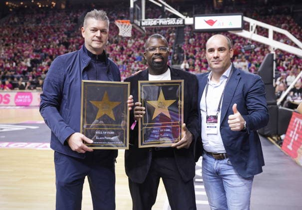 Ehemalige Spieler Klaus Perwas und Eric Taylor mit Gesellschafter Maxim Krtschil Telekom Baskets Bonn vs. FC Bayern München Basketball Rekordspiel vor über 19.000 Zuschauern in der Lanxess Arena (Kölnarena, Koelnarena) 31. Speiltag - Saison 2025 26