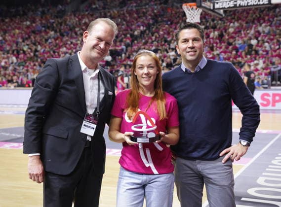 Sold-out-Award der Arena geht an Fan und Geschäftsführer Simon Pallmann Telekom Baskets Bonn vs. FC Bayern München Basketball Rekordspiel vor über 19.000 Zuschauern in der Lanxess Arena (Kölnarena, Koelnarena) 31. Speiltag - Saison 2025 26