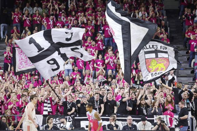 Fans mit Fahnen Telekom Baskets Bonn vs. FC Bayern München Basketball Rekordspiel vor über 19.000 Zuschauern in der Lanxess Arena (Kölnarena, Koelnarena) 31. Speiltag - Saison 2025 26