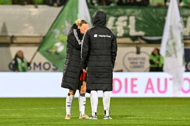 Fußball I Frauen I Saison 2025-2026 I Bundesliga I 14. Spieltag I VfL Wolfsburg - Hamburger SV I 21.12.2025 Enttäuschung über die Niederlage bei Sophie Hillebrand (22, Hamburger SV), die die Hände vor das Gesicht hält Wolfsburg AOK Stadion Niedersachsen Deutschland Copyright: xLobeca InesxHähnelx