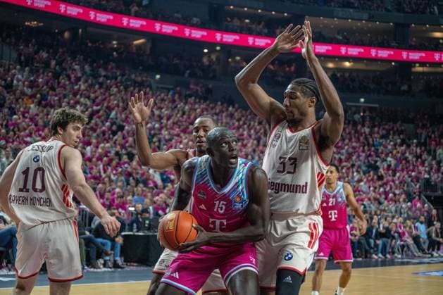 Spielaktion mit David McCormack (33; FC Bayern Basketball), Isiaha Mike (22; FC Bayern Basketball), Justinian Jessup (10; FC Bayern Basketball), Kur Jongkuch (15; Telekom Baskets Bonn) und Joel Aminu (21; Telekom Baskets Bonn) Spielaktion mit David McCormack (33; FC Bayern Basketball) und Kur Jongkuch (15; Telekom Baskets Bonn) Copyright: xFeyzullahxGökalpx