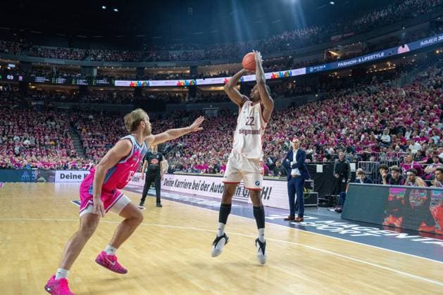 Szene mit Michael Kessens (6; Telekom Baskets Bonn) und Isiaha Mike (22, FC Bayern Basketball) und Marko Stankovic (Trainer, Telekom Baskets Bonn) im Hintergrund am Spielfeldrand Michael Kessens (6; Telekom Baskets Bonn) und Marko Stankovic (999; Telekom Baskets Bonn) am Spielfeldrand Copyright: xFeyzullahxGökalpx