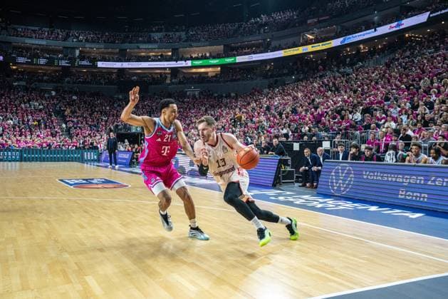 Spielaktion mit Joel Aminu (21; Telekom Baskets Bonn) und Andreas Obst (13; FC Bayern Basketball) Andreas Obst (13; FC Bayern Basketball) mit Ball, Joel Aminu (21; Telekom Baskets Bonn) und Alijah Comithier (2; Telekom Baskets Bonn) verteidigen Copyright: xFeyzullahxGökalpx