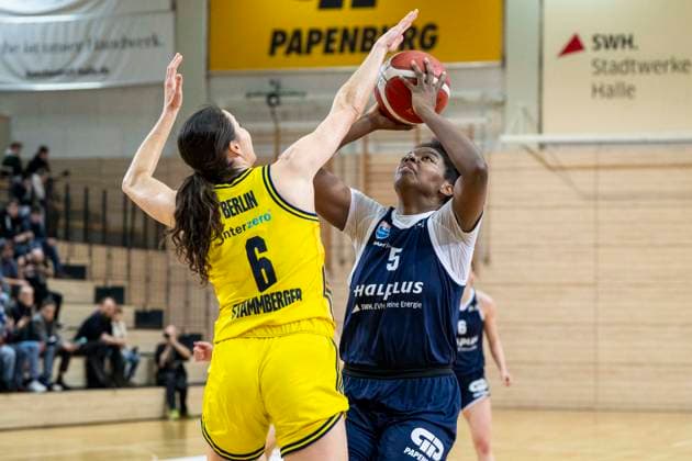 Toyota DBBL 2025 2026 - Syntainics MBC vs.Alba Berlin Halle Saale, Deutschland 21.Dezember 2025: Im Bild:v. li. im Zweikampf Tessa Stammberger (Berlin) und Khalis Cain (Halle) Halle Saale swh.Arena Sachsen-Anhalt Deutschland