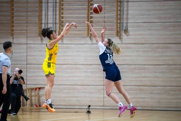 Toyota DBBL 2025 2026 - Syntainics MBC vs.Alba Berlin Halle Saale, Deutschland 21.Dezember 2025: Im Bild:v.li.Theresa Simon (Berlin) und Anna Alborova (Halle) Halle Saale swh.Arena Sachsen-Anhalt Deutschland
