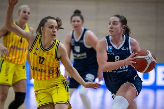 Toyota DBBL 2025 2026 - Syntainics MBC vs.Alba Berlin Halle Saale, Deutschland 21.Dezember 2025: Im Bild:v. li. im Zweikampf Lena Gohlisch (Berlin) und Anna Suckstorff (Halle) Halle Saale swh.Arena Sachsen-Anhalt Deutschland