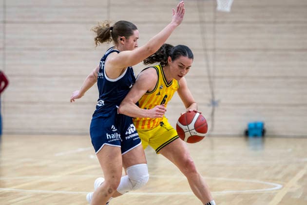 Toyota DBBL 2025 2026 - Syntainics MBC vs.Alba Berlin Halle Saale, Deutschland 21.Dezember 2025: Im Bild:v. li. im Zweikampf Anna Suckstorff (Halle) und Tessa Stammberger (Berlin) Halle Saale swh.Arena Sachsen-Anhalt Deutschland
