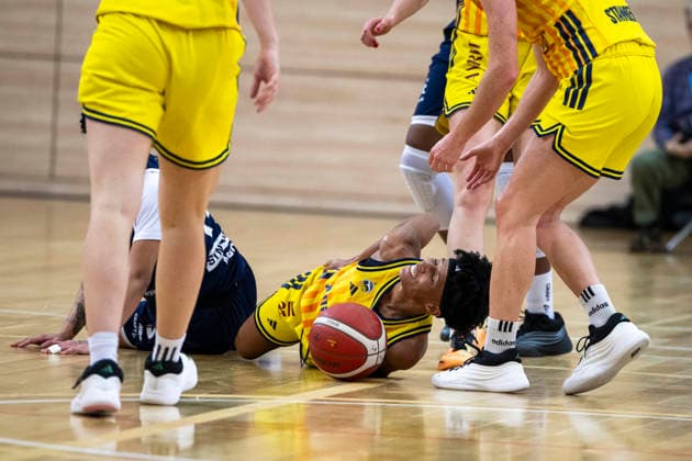 Toyota DBBL 2025 2026 - Syntainics MBC vs.Alba Berlin Halle Saale, Deutschland 21.Dezember 2025: Im Bild:Deeshyra Thomas (Berlin) Verletzt, Verletzung, Schmerzen, Halle Saale swh.Arena Sachsen-Anhalt Deutschland