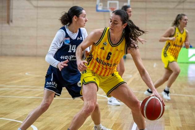Toyota DBBL 2025 2026 - Syntainics MBC vs.Alba Berlin Halle Saale, Deutschland 21.Dezember 2025: Im Bild:v.li.Katelyn Shumate (Halle) und Tessa Stammberger (Berlin) Halle Saale swh.Arena Sachsen-Anhalt Deutschland