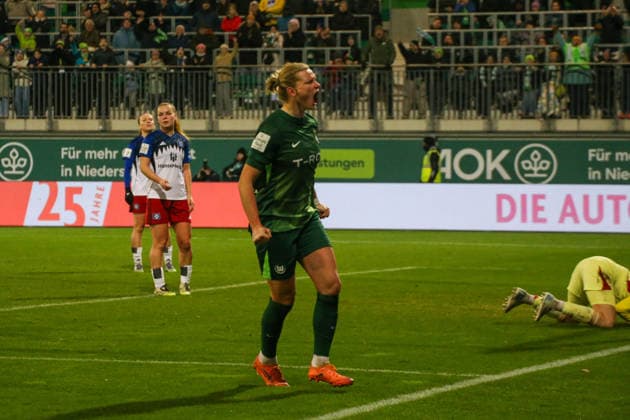 21.12.2025, xgrfx, Fussball Google Pixel Frauen-Bundesliga, VfL Wolfsburg - Hamburger SV v.l. Tor, Alexandra Popp (VfL Wolfsburg) (DFL DFB REGULATIONS PROHIBIT ANY USE OF PHOTOGRAPHS as IMAGE SEQUENCES and or QUASI-VIDEO) Wolfsburg