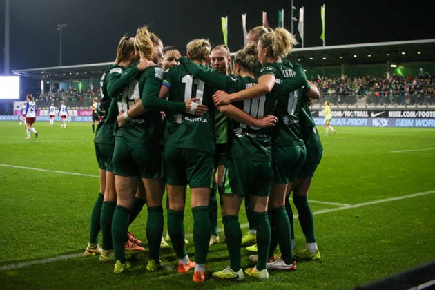 21.12.2025, xgrfx, Fussball Google Pixel Frauen-Bundesliga, VfL Wolfsburg - Hamburger SV v.l. Tor, Alexandra Popp (VfL Wolfsburg) (DFL DFB REGULATIONS PROHIBIT ANY USE OF PHOTOGRAPHS as IMAGE SEQUENCES and or QUASI-VIDEO) Wolfsburg