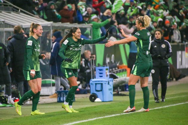 21.12.2025, xgrfx, Fussball Google Pixel Frauen-Bundesliga, VfL Wolfsburg - Hamburger SV v.l. Tor, Kessya Bussy (VfL Wolfsburg) (DFL DFB REGULATIONS PROHIBIT ANY USE OF PHOTOGRAPHS as IMAGE SEQUENCES and or QUASI-VIDEO) Wolfsburg