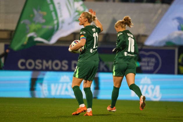 Wolfsburg, Deutschland 21. Dezember 2025: 1. BL - Frauen - 2025 2026 - VfL Wolfsburg vs. Hamburger SV Im Bild: v.li. Torschützin Alexandra Popp (VfL) macht das Tor zum 1:1 für Wolfsburg und jubelt mit Justine Kielland (VFL) DFB regulations prohibit any use of photographs as image sequences and or quasi-video AOK Stadion Niedersachsen Copyright: xFotostandx xFantinix