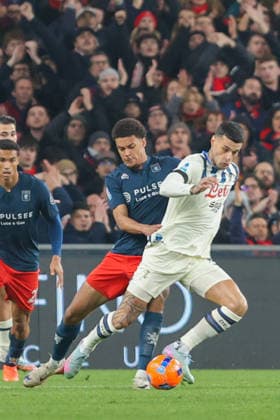 GenoaÕs Sebastian Otoa fights for the ball with Atalanta s Gianluca Scamacca during the Serie A soccer match between Genoa and Atalanta at the Luigi Ferraris Stadium in Genoa, Italy - Sunday, December 21, 2025. - Soccer .  Copyright: xTanoxPecoraro LaPressex