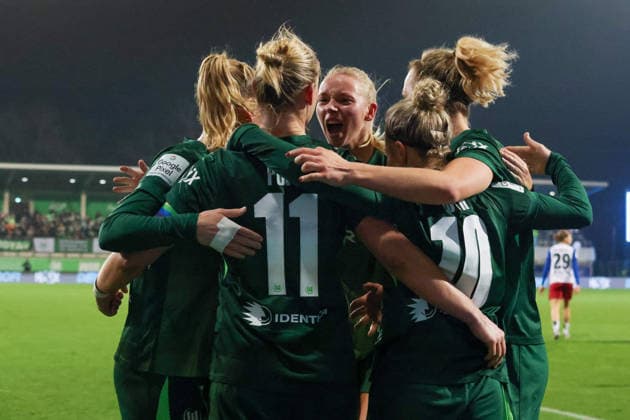 Wolfsburg, Deutschland 21. Dezember 2025: 1. BL - Frauen - 2025 2026 - VfL Wolfsburg vs. Hamburger SV Im Bild: v.li. die Zweite Torschützin Alexandra Popp (VfL) macht das Tor zum 2:1 für Wolfsburg und jubelt mit Sarai Linder (VfL), Ella Peddemors (VfL), Svenja Huth (VfL) und Lena Lattwein (VfL) DFB regulations prohibit any use of photographs as image sequences and or quasi-video AOK Stadion Niedersachsen Copyright: xFotostandx xFantinix