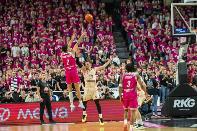 Alijah Comithier, Small Forward , (Telekom Baskets Bonn 2), Andreas Obst, Guard, (FC Bayern Basketball 13), Zachery Cooks, Point Guard, (Telekom Baskets Bonn 3), , Telekom Baskets Bonn vs. FC Bayern Basketball, Basketball, BBL, 31. Spieltag, 21.12.2025 Koeln Nordrhein-Westfalen Deutschland