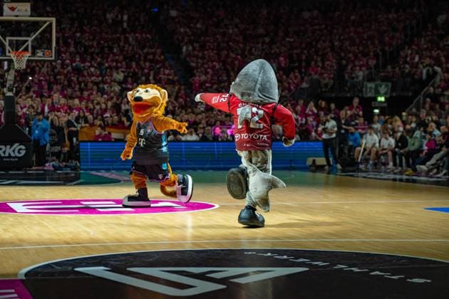 Bonnie und Sharky, Telekom Baskets Bonn vs. FC Bayern Basketball, Basketball, BBL, 31. Spieltag, 21.12.2025 Koeln Nordrhein-Westfalen Deutschland