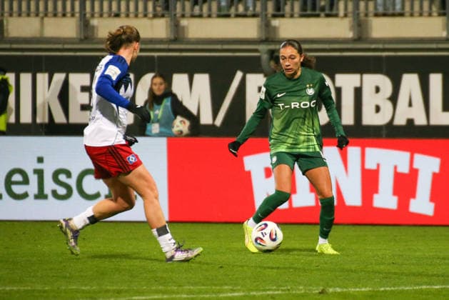 21.12.2025, xgrfx, Fussball Google Pixel Frauen-Bundesliga, VfL Wolfsburg - Hamburger SV v.l. Annaleen Böhler (Hamburger SV), Kessya Bussy (VfL Wolfsburg) (DFL DFB REGULATIONS PROHIBIT ANY USE OF PHOTOGRAPHS as IMAGE SEQUENCES and or QUASI-VIDEO) Wolfsburg