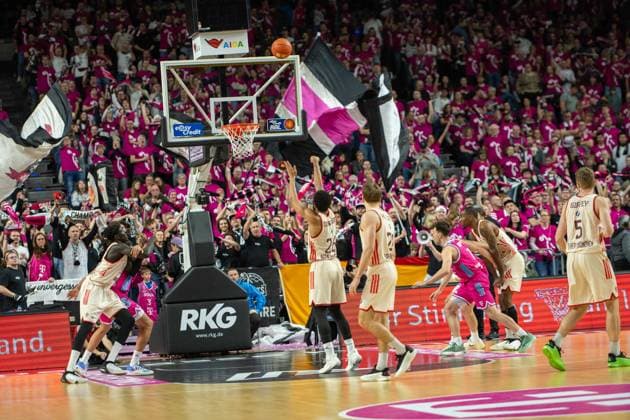 Spencer Dinwiddie, Guard, (FC Bayern Basketball 26), , Telekom Baskets Bonn vs. FC Bayern Basketball, Basketball, BBL, 31. Spieltag, 21.12.2025 Koeln Nordrhein-Westfalen Deutschland