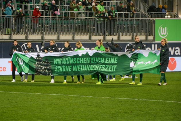 21.12.2025, xgrfx, Fussball Google Pixel Frauen-Bundesliga, VfL Wolfsburg - Hamburger SV v.l. Guro Bergsvand, Sophia Kleinherne, Janina Minge, Sarai Linder, Kessya Bussy, Camilla Küver, Lena Lattwein (VfL Wolfsburg) (DFL DFB REGULATIONS PROHIBIT ANY USE OF PHOTOGRAPHS as IMAGE SEQUENCES and or QUASI-VIDEO) Wolfsburg