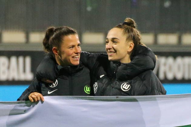 21.12.2025, xgrfx, Fussball Google Pixel Frauen-Bundesliga, VfL Wolfsburg - Hamburger SV v.l. Martina Tufekovic, Sophia Kleinherne (VfL Wolfsburg) (DFL DFB REGULATIONS PROHIBIT ANY USE OF PHOTOGRAPHS as IMAGE SEQUENCES and or QUASI-VIDEO) Wolfsburg