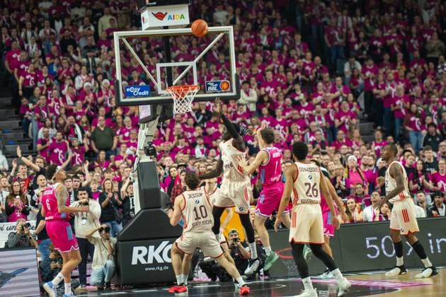 Justinian Jessup, Shooting Guard, (FC Bayern Basketball 10), Spencer Dinwiddie, Guard, (FC Bayern Basketball 26), , Telekom Baskets Bonn vs. FC Bayern Basketball, Basketball, BBL, 31. Spieltag, 21.12.2025 Koeln Nordrhein-Westfalen Deutschland