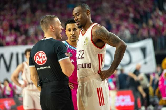 Isiaha Mike, Forward, (FC Bayern Basketball 22), , Telekom Baskets Bonn vs. FC Bayern Basketball, Basketball, BBL, 31. Spieltag, 21.12.2025 Koeln Nordrhein-Westfalen Deutschland