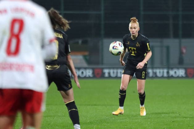 Google Pixel Frauen-Bundesliga, RB Leipzig - 1. FC Köln; 21.12.2025 Laura Vogt (8, 1. FC Köln). Fußball, Google Pixel Frauen-Bundesliga, Saison 2025 2026, 14. Spieltag: RB Leipzig vs. 1. FC Köln am 21.12.2025, Trainingszentrum Cottaweg, Leipzig. DFB REGULATIONS PROHIBIT ANY USE OF PHOTOGRAPHS AS IMAGE SEQUENCES AND OR QUASI-VIDEO. Copyright: xBEAUTIFULxSPORTS JanxKaeferx